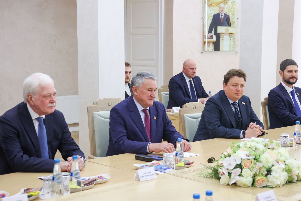 Сегодня в рамках выездного заседания Межпарламентской комиссии Россия Беларусь встретился в Минске с Председателем Совета Республики Нацсобрания РБ Натальей Ивановной Кочановой Наталья Ивановна отдельно очень тепло отозвалась о взаимоотношениях Республики с Калининградской областью Я со своей стороны поблагодарил ее лично и Президента Александра Григорьевича Лукашенко за ту поддержку что оказывает Республика нам в этот сложный период Завтра заседание МПК