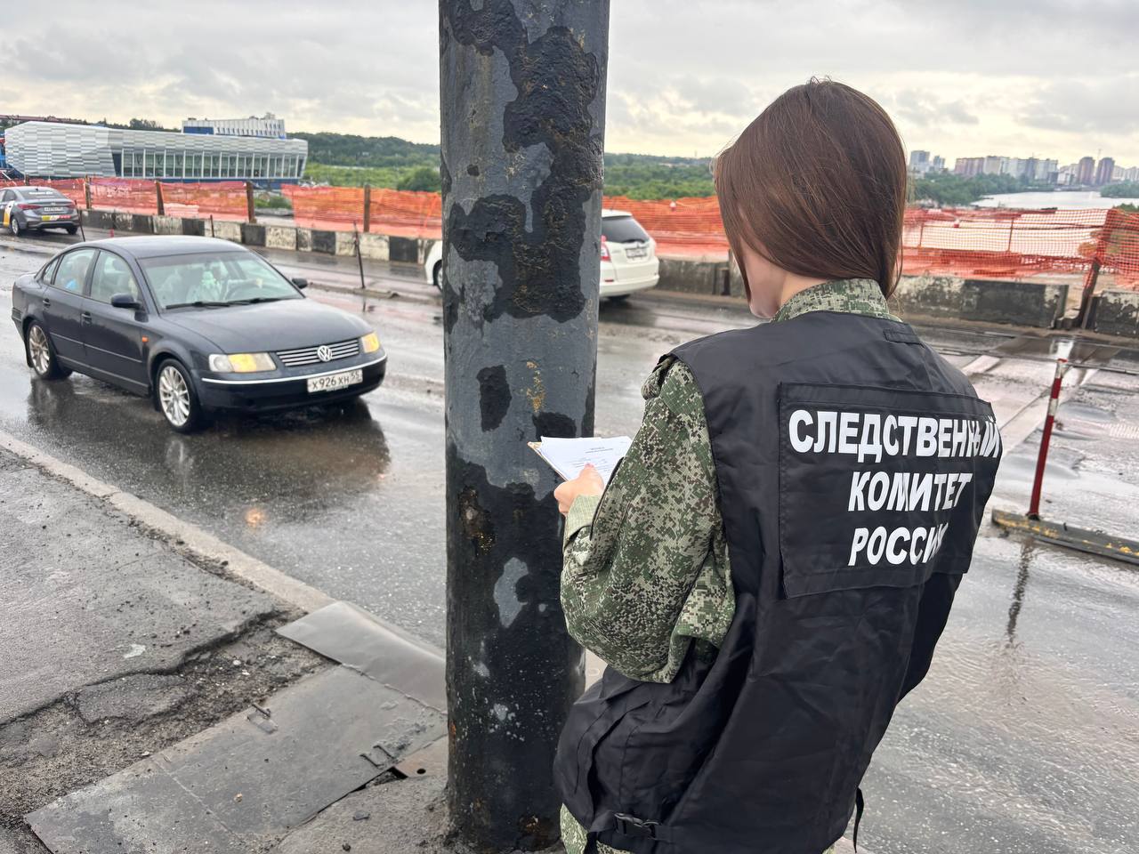 Следственным управлением продолжаются проверочные мероприятия по факту получения мужчиной травмы во время движения на велосипеде по правой стороне моста у телецентра.  Следователями проведен осмотр места происшествия, опрошен руководитель мостовых работ. По инициативе следственных органов травмоопасный штырь на опоре линии электропередач работниками организации был срезан.    Устанавливается личность пострадавшего. Следователи просят очевидцев происшествия и пострадавшего позвонить по телефону 28-38-09.