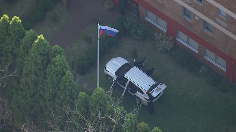 Машина протаранила ворота консульства РФ в Сиднее сообщает телеканал 9News В результате инцидента ранен полицейский он травмировал руку Подозреваемого мужчину 39 лет арестовали задержанный сотрудничает со следствием Других сообщений о пострадавших не поступало Подписаться на РЕН ТВ МАХ Отправить новость