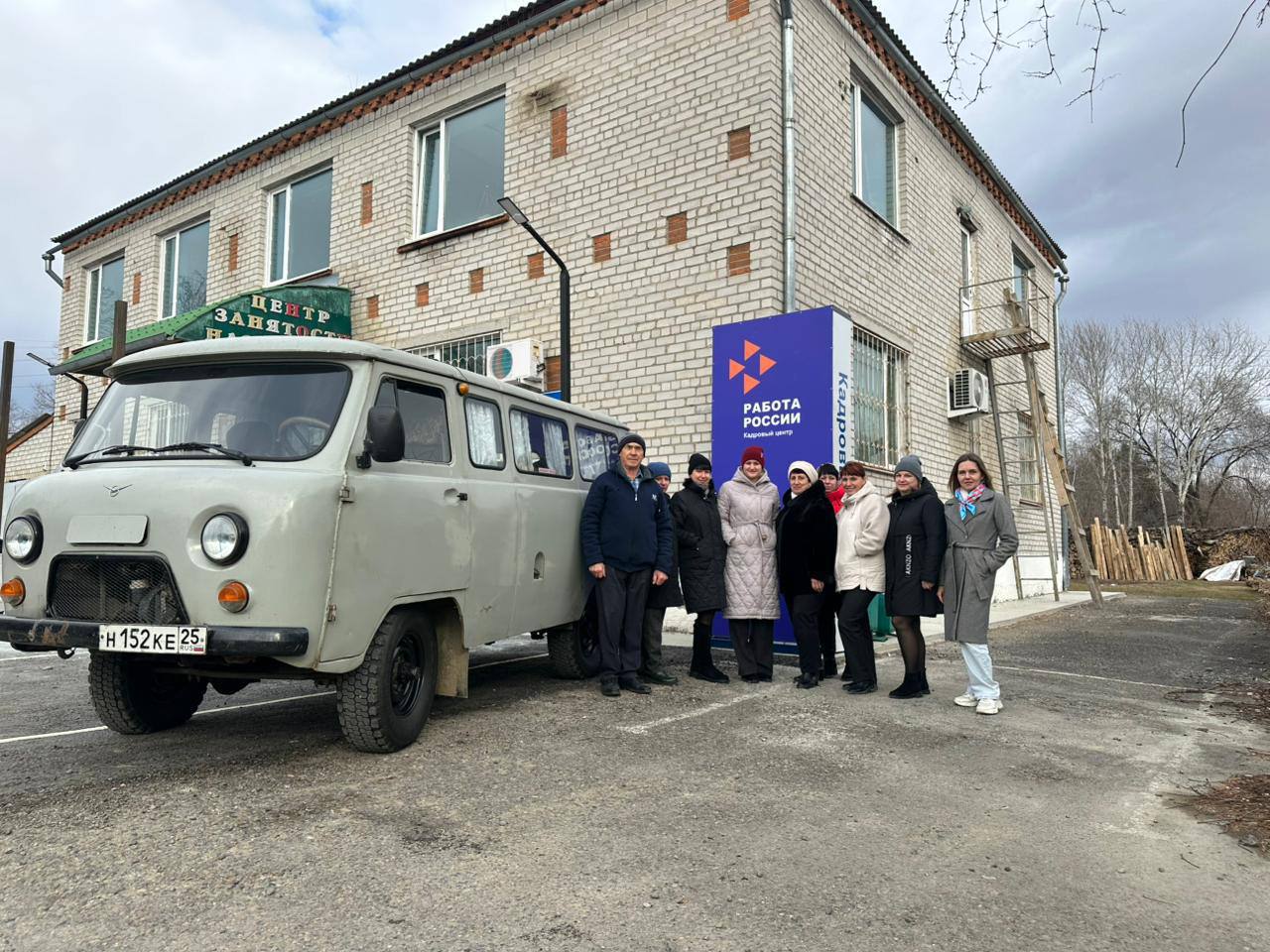 Кадровый центр Работа России в Приморье передал автомобиль на нужды СВО В Красноармейском округе передал автомобиль УАЗ в зону СВО Машина предназначена для доставки продовольствия боеприпасов необходимого имущества а также для эвакуации раненых С начала СВО сотрудники центра занятости Приморья регулярно формируют и отправляют гуманитарные грузы участвуют в плетении маскировочных сетей и волонтёрских акциях В учреждении подчёркивают что намерены и дальше продолжать оказывать помощь военнослужащим Подписаться на министерство профобразования Приморья