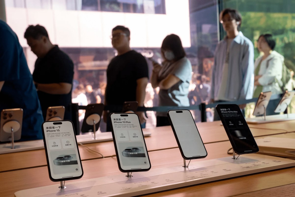 Apple рассматривает возможность повысить цены на осеннюю линейку iPhone, узнала WSJ. По словам источников, компания не хочет связывать этот шаг с пошлинами против Китая, опасаясь негативной реакции Трампа. Публично рост цен попытаются оправдать «новыми элементами дизайна и функциями» vc.ru/apple/1979403