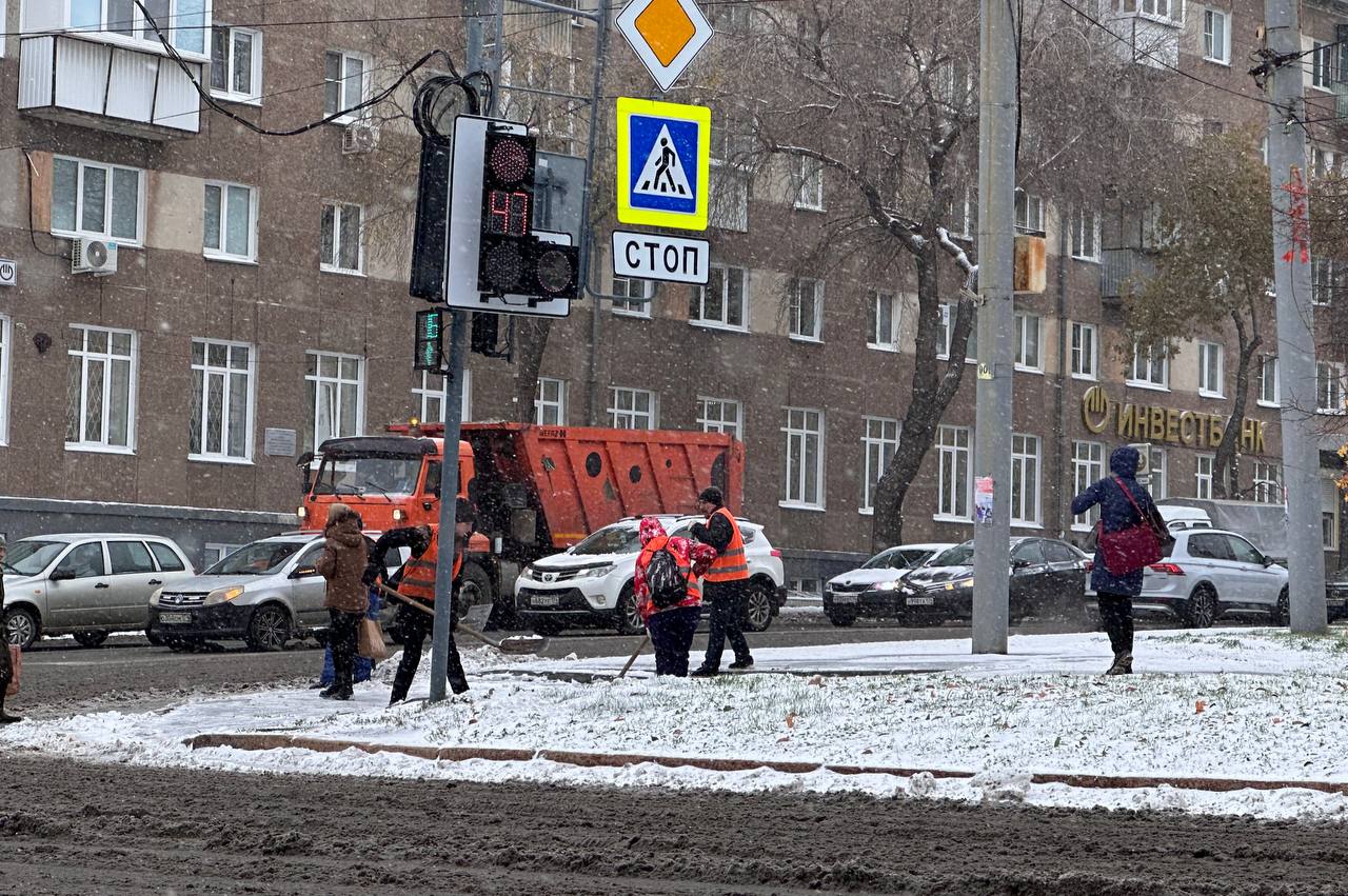 Сразу трое челябинских коммунальщиков расчищают тротуар на перекрестке улиц Елькина и Тимирязева. Такую бы активность и на другие улицы города.