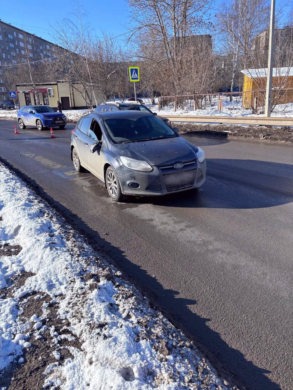 Пешехода сбила машина в Череповце  Авария произошла сегодня в 13:00 на улице К. Белова в районе дома 1а. По информации ГАИ Череповца, 19-летний водитель на автомобиле «Форд Фокус» сбил 55-летнего мужчину, который переходил дорогу по пешеходному переходу.   Череповчанин получил травму, его доставили в больницу. Обстоятельства происшествия устанавливаются.