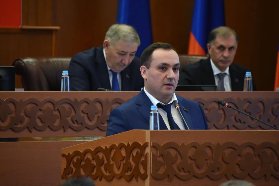 Депутат НС РД Осман Булатов прокомментировал программу «СВОй бизнес» в Республике Дагестан. При содействии Главы республики Сергея Алимовича Меликова в Дагестане реализуется программа «СВОй бизнес» - важнейшая инициатива, выдвинутая партией «Единая Россия», адресована нашим героям – участникам специальной военной операции и членам их семей, которые несут на своих плечах огромную тяжесть. Для Дагестана поддержка защитников Отечества и их близких – не просто слова, а приоритет государственной политики. Народное Собрание Республики Дагестан одним из первых в стране оперативно приняло целый комплекс важнейших законопроектов, направленных на всестороннюю поддержку участников СВО и их семей. Мы понимаем, что помимо социальных гарантий, людям нужны реальные возможности для самореализации и обеспечения достойного будущего. И программа «СВОй бизнес» – это именно такой, конкретный и практический инструмент поддержки. Суть программы предельно ясна и важна: это не разовые выплаты, а системная помощь в создании собственного дела. От первых шагов – пошагового руководства и консультаций, через практические занятия и мастер-классы, до ключевого этапа – профессиональной помощи в разработке жизнеспособных бизнес-планов. Программа не останавливается на теории. Ее конечная и самая важная цель – это запуск реального, работающего бизнеса ее участниками. Это инвестиция в человека, в его потенциал и уверенность в завтрашнем дне. Создание собственного дела – не только экономическая самостоятельность для семей защитников, но и вклад в развитие экономики родной республики, создание новых рабочих мест. Программа «СВОй бизнес» найдет отклик у наших участников СВО и их семей. Парламент Дагестана, Правительство Республики и региональное отделение партии «Единой России» продолжат совместную работу, чтобы обеспечить максимальную эффективность этой программы и ее доступность для всех, кто в ней нуждается. Это наш долг и честь – поддерживать тех, кто защищает нас» отметил Осман Булатов.