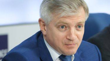 Следственный комитет России завершил расследование уголовного дела в отношении бывшего главы департамента культуры Москвы Александра Кибовского. Он обвинялся в получении взяток при заключении госконтрактов. По версии следствия, с 2017 по 2023 год Кибовский получил семь взяток на 114,5 миллиона рублей и пытался получить еще одну – на 19,7 миллиона рублей. Обвинения также были предъявлены экс-заместителю директора ГКУ "Технический центр департамента культуры" Сергею Балясникову и директору ООО "Евроком" Андрею Нероденкову. По данным следствия, Кибовский создал организованную группу, в которую вошли Балясников, Нероденков и его заместитель Константин Яковлев. По версии обвинения, предприниматель Андрей Галяев передал Яковлеву семь взяток для Кибовского, что позволило компаниям Галяева выигрывать торги с Депкультом и подведомственными ему учреждениями. Сумма взяток составляла в среднем 10% от стоимости госконтрактов. Вину бывший чиновник и двое его предполагаемых сообщников не признали. Александр Кибовский работал в столичном правительстве с 2010 года, в период с 2015 по 2023 год возглавлял городской департамент культуры. В июле 2024 года он был задержан по обвинению в получении взятки в особо крупном размере, а также в покушении на мошенничество.
