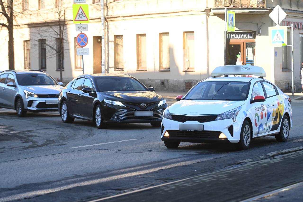 Мигрантам могут запретить работать в такси в Петербурге    Председатель комитета по экономике Санкт-Петербурга Алексей Зырянов заявил на очередном заседании правительства, что в других регионах мигрантам уже запретили работать в такси. Этот вопрос рассмотрят и местные власти.    Правда, запрет может пагубно повлиять на экономику города . Ведь без миграционного прироста достаточно сложно обеспечить рабочие места, считает Зырянов.