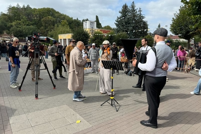 В Кисловодске начались съемки фильма "Суперангел"  12+   Они продлятся до ноября, часть пройдет в других городах КМВ.    На Курортном бульваре создали импровизированные торговые ряды с ящиками фруктов, также там заметили уличных музыкантов.  Скоро в город приедут блогеры-миллионники и известные актеры.   В картине режиссера Александра Ковтунца снимаются Иван Охлобыстин, Тимур Батрутдинов, Мария Миронова, Владимир Сычев и Александр Самойленко.    Подробнее о времени выхода и сюжета фильма читайте на нашем САЙТЕ.  Фото: Пресс-служба администрации города-курорта Кисловодска    Ставрополье. Главное