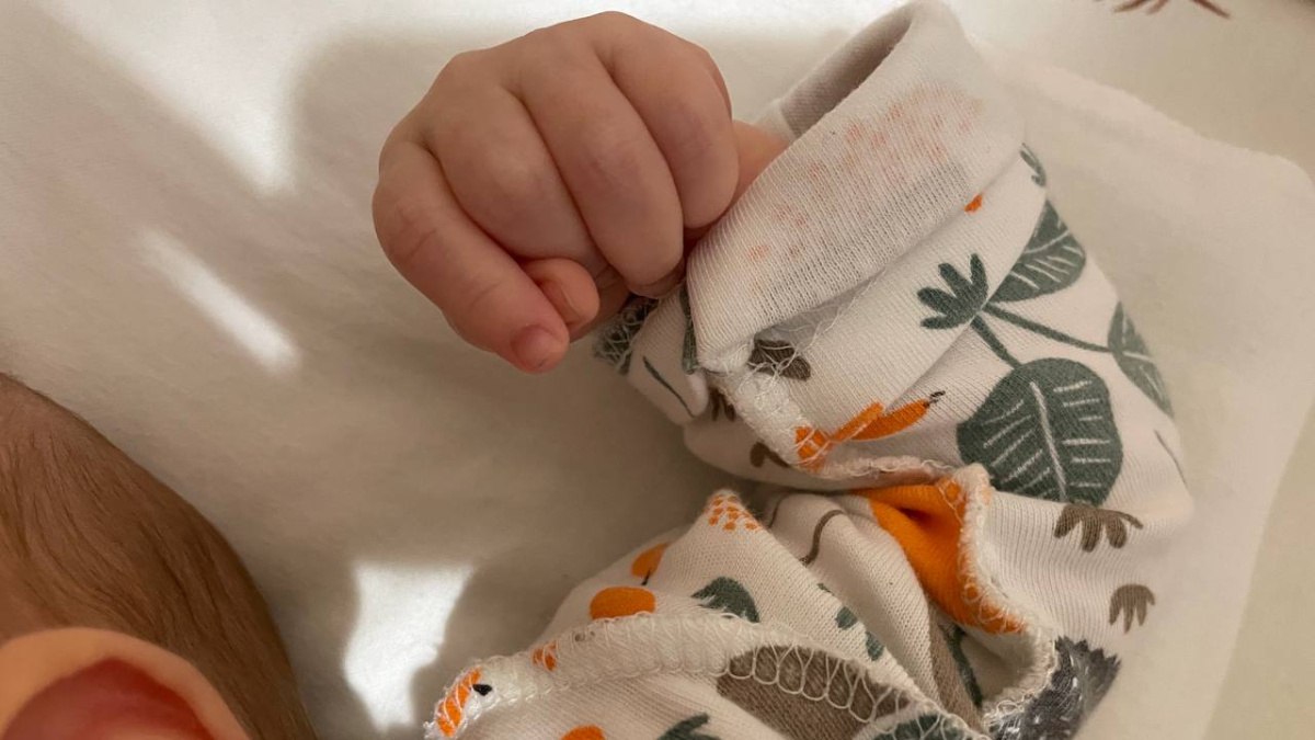 1  2  3  4   В Самарской области стали известны самые популярные и редкие имена которыми родители нарекали своих детей в декабре 2025 го Комитет ЗАГС 63 го региона опубликовал данные завершающего месяца минувшего года Согласно статистике лидирующим среди новорожденных мальчиков стало имя Михаил а среди девочек Варвара Топ 5 популярных имен декабря 2025 года Мальчики Александр Артём Роман Иван Матвей Девочки Ева Анна София Елизавета Виктория Редкие имена декабря Мальчики Космос Вениамин Спиридон Савватий и в этом же списке Олег Девочки Антонина Владислава Тамара Настасья Августина ГТРК Самара MAX lВК lОК lСАЙТ