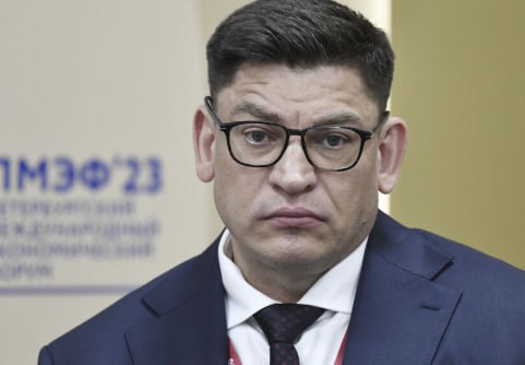 Советник гендиректора HeadHunter впал в кому после пластической операции сообщает 112 Речь идёт о Виталии Терентьеве По информации Telegram канала накануне сразу после липосакции живота у мужчины начались осложнения остановилось дыхание Врачи частной клиники вызвали скорую помощь и пока ехала бригада самостоятельно провели реанимацию Терентьева госпитализировали и подключили к аппарату ИВЛ он находится в коме Подписаться на Говорит Москва Telegram VK MAX