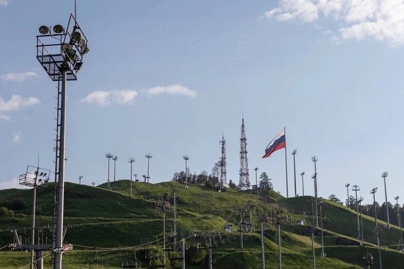 Канатную дорогу на Николаевской сопке запустят 12 июня О запуске рассказали в кластере «Сопка». Работать канатка летом будет с 11:00 до 19:00, последний подъем и спуск в 18:30. Стоимость в одну сторону 100 рублей. Билеты будут продавать в «Платежках» или на кассе МФК «Сопка».