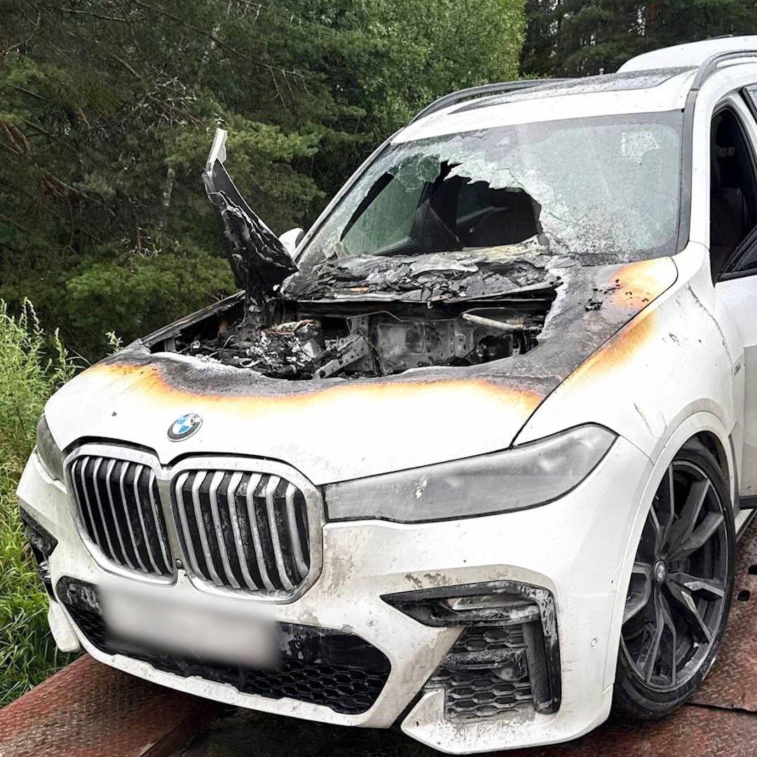 Дизельные BMW X7 с 3 литровыми двигателями начали самовозгораться во время движения Причина в неисправности корейской системы EGR которая отвечает за рециркуляцию выхлопных газов Из за этого в двигатель может попадать антифриз За границей такие автомобили уже подвергаются отзывной кампании Первым признаком проблемы становится повышенный расход охлаждающей жидкости Подпишись на нас в МАХ