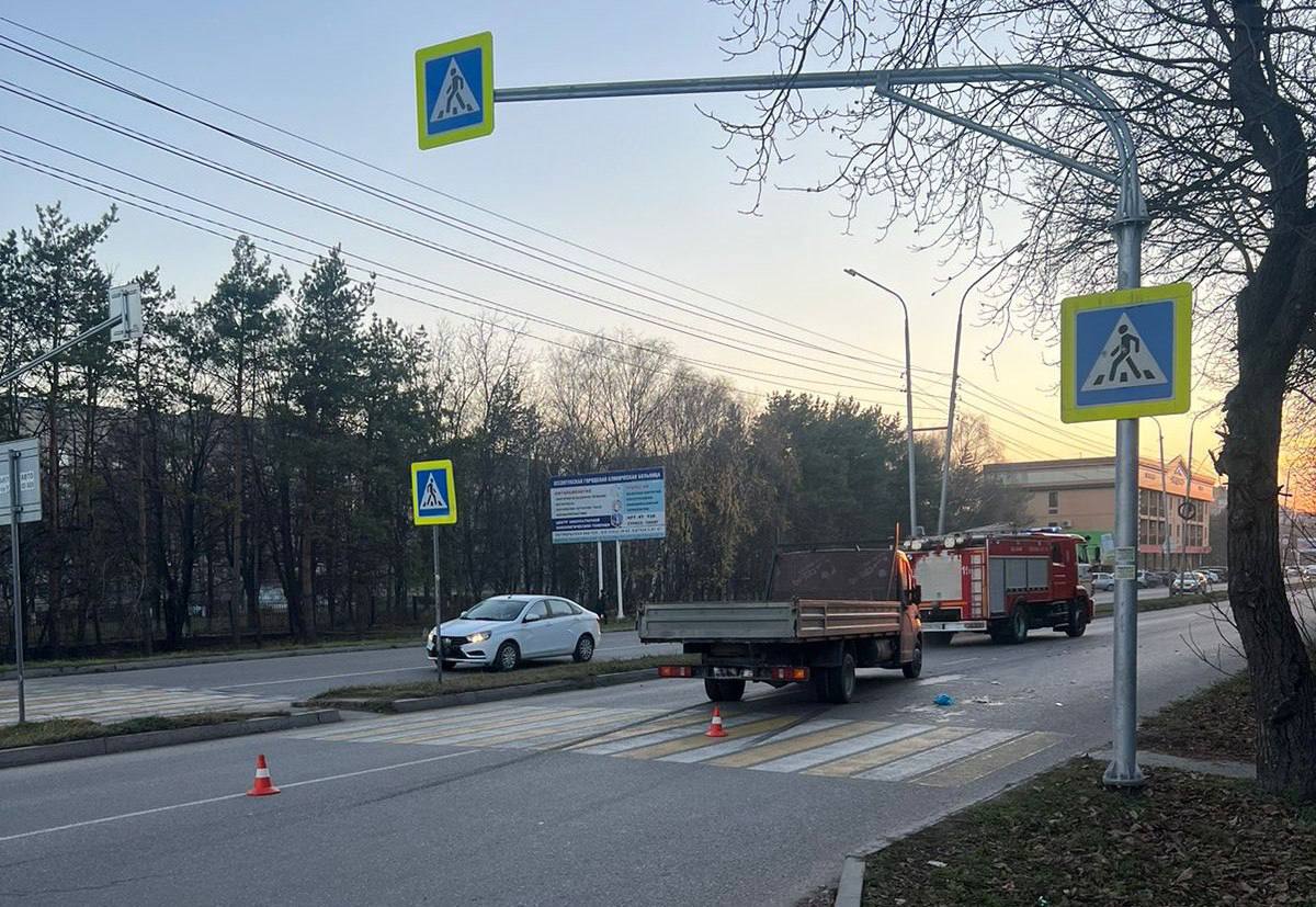 В Ессентуках водитель Газели допустил наезд на пожилого пешехода   По предварительным данным, 21 ноября примерно в 16 часов на одной из улиц города, водитель ГАЗели Next, приближаясь к нерегулируемому пешеходному переходу, не уступил дорогу пешеходу, пересекающему проезжую часть по пешеходному переходу, и допустил наезд на него.    В результате автоаварии 69-летняя пешеход, местная жительница, с травмами доставлена в городскую больницу.    ‍ Установлено, что 67-летний местный житель за последние 2 года привлекался к административной ответственности дважды, имеет стаж вождения 43 года.    По факту автоаварии проводится проверка. Детальные обстоятельства происшествия устанавливаются.