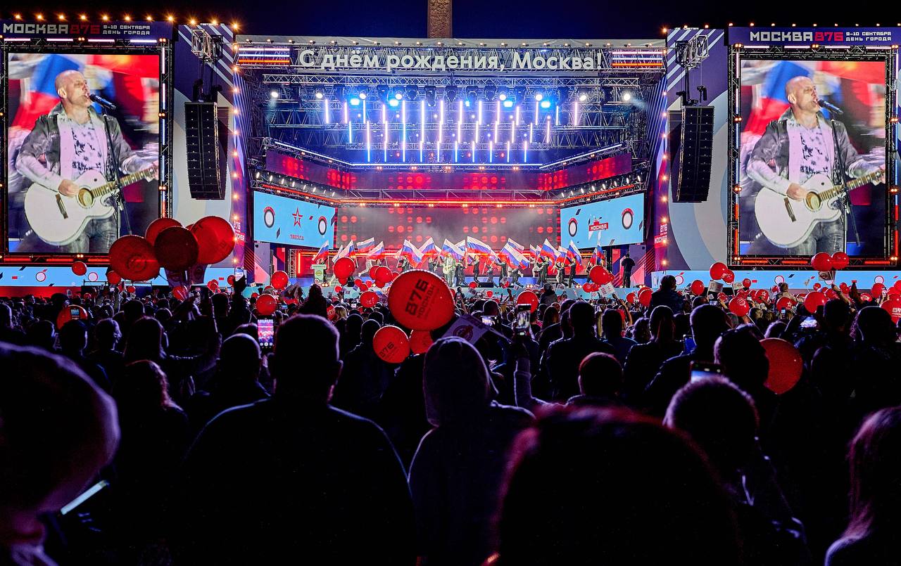 Праздничные выходные куда сходить в Москве в День города В разных районах 13 и 14 сентября пройдут экскурсии кинопоказы лекции мастер классы они расскажут об истории культуре известных жителях и современном развитии столицы Приуроченные ко Дню города события объединят пешеходные пространства площадки форума Москва 2030 парки музеи культурные центры и ВДНХ Москвичей и туристов ждут посвященные столице выставки концерты театральные постановки и многое другое подчеркнула заммэра Наталья Сергунина Так на Поклонной горе 13 сентября пройдет концерт С днем рождения Москва а 14 сентября фестиваль с популярными артистами На нем москвичей и туристов ждут фрагменты спектакля о князе Владимире и песни в исполнении героев специальной военной операции В Пресненском районе можно посетить площадку спецпроекта Театральный бульвар Послесловие и увидеть постановки отечественных и зарубежных коллективов В саду имени Н Э Баумана намечены выступления инструментальных коллективов и показы фильмов также желающим предложат сделать графический коллаж с изображением столицы В Музее космонавтики проведут встречу с Героем Советского Союза летчиком космонавтом СССР Александром Лавейкиным А в культурном центре Меридиан можно посетить выставку Московские фотоэтюды со снимками столичных проспектов парков высоток и прочих зданий На некоторые события необходима онлайн регистрация в сервисе Мосбилет Культура Москвы