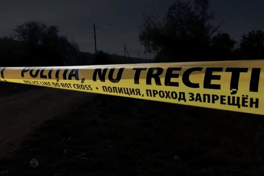 15-летнего подростка зарезали в соседнем с Гагаузией районе  Трагедия случилась в начале августа в селе Андрушул де Сус, Кагульского района.  Там повздорили двое подростков – 15 и 17 лет. Старший, как пишет pulsmedia.md, оскорблял девушку младшего, за которую он заступился. Дети договорились "разобраться" за пределами села.  Там старший несколько раз ударил младшего ножом, а затем задушил веревкой. Тело бросил на берегу местного озера.  По данным СМИ, подозреваемый уже был задержан.