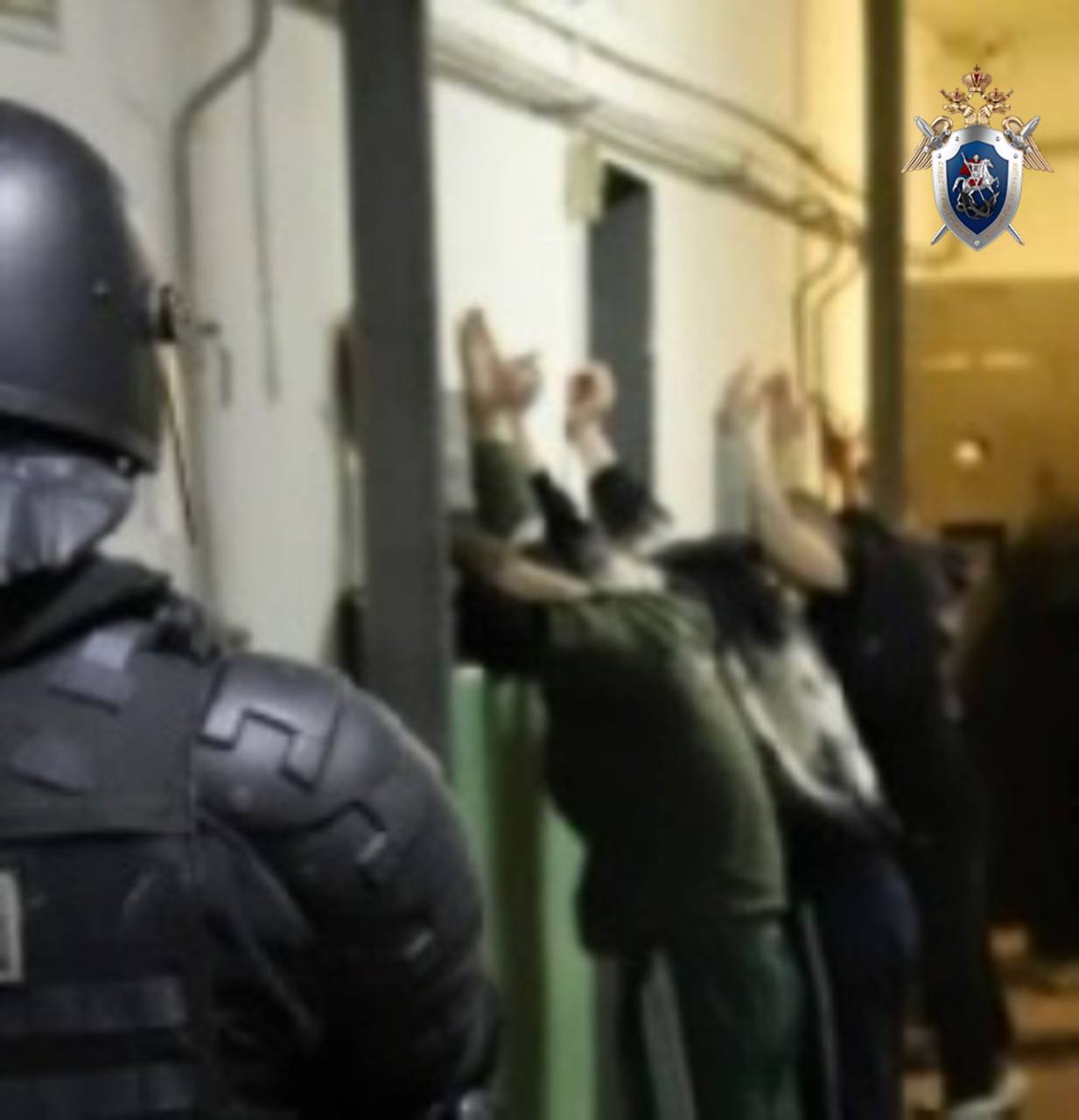 В Приморском крае вынесен приговор пяти мужчинам признанным виновными в участии в экстремистской деятельности на территории ИК 27 Собранные следственными органами СКР по Приморскому краю при сопровождении УФСБ России по Приморскому краю доказательства признаны судом достаточными для вынесения обвинительного приговора пяти мужчинам отбывающим наказание в местах лишения свободы В зависимости от роли каждый из них признан виновным в совершении преступлений предусмотренных ст 210 1 УК РФ занятие высшего положения в преступной иерархии ч 1 ст 282 2 УК РФ организация деятельности организации в отношении которой судом принято вступившее в законную силу решение о запрете деятельности в связи с осуществлением экстремистской деятельности за исключением организаций которые в соответствии с законодательством Российской Федерации признаны террористическими ч 1 ст 282 3 УК РФ финансирование экстремистской деятельности ч 1 ст 321 УК РФ дезорганизация деятельности учреждений обеспечивающих изоляцию от общества Следствием и судом установлено что один из фигурантов отбывая наказание в ФКУ ИК 27 ГУФСИН России по Приморскому краю в период с июня 2018 года по декабрь 2021 года занимал высшее положение в преступной иерархии действовавшей в пределах исправительного учреждения Он совершал умышленные противоправные действия направленные на формирование у заключенных соприкасающихся с криминальной средой мнения о своей принадлежности к криминальной среде и особом доминирующем положении в преступной иерархии запрещенного Верховным судом Российской Федерации движения Все его действия были направлены на продолжение противоправной деятельности запрещенного общественного движения на территории ИК 27 Занимая лидирующее положение в преступной иерархии среди заключенных он принял меры к распространению своего преступного влияния на максимальное количество осужденных поощряя распространение среди них идеологии запрещенной организации пропаганду данного движения и наделяя конкретных лиц являющихся последователями запрещенной организации соответствующими неформальными статусами Кроме того к уголовной ответственности привлечены четыре заключенных имевших неформальные статусы в запрещенной организации и совершавших действия организационного характера направленные на продолжение противоправной деятельности запрещенного общественного движения Лидеру ячейки назначено наказание в виде 22 лет лишения свободы с отбыванием 5 лет в колонии строгого режима и 17 лет в колонии особого режима а также штраф в размере 2 млн рублей Остальным участникам назначены наказания от 5 до 10 лет лишения свободы Преступление было выявлено благодаря взаимодействию сотрудников региональных ведомств Следственного комитета ФСБ и ГУФСИН