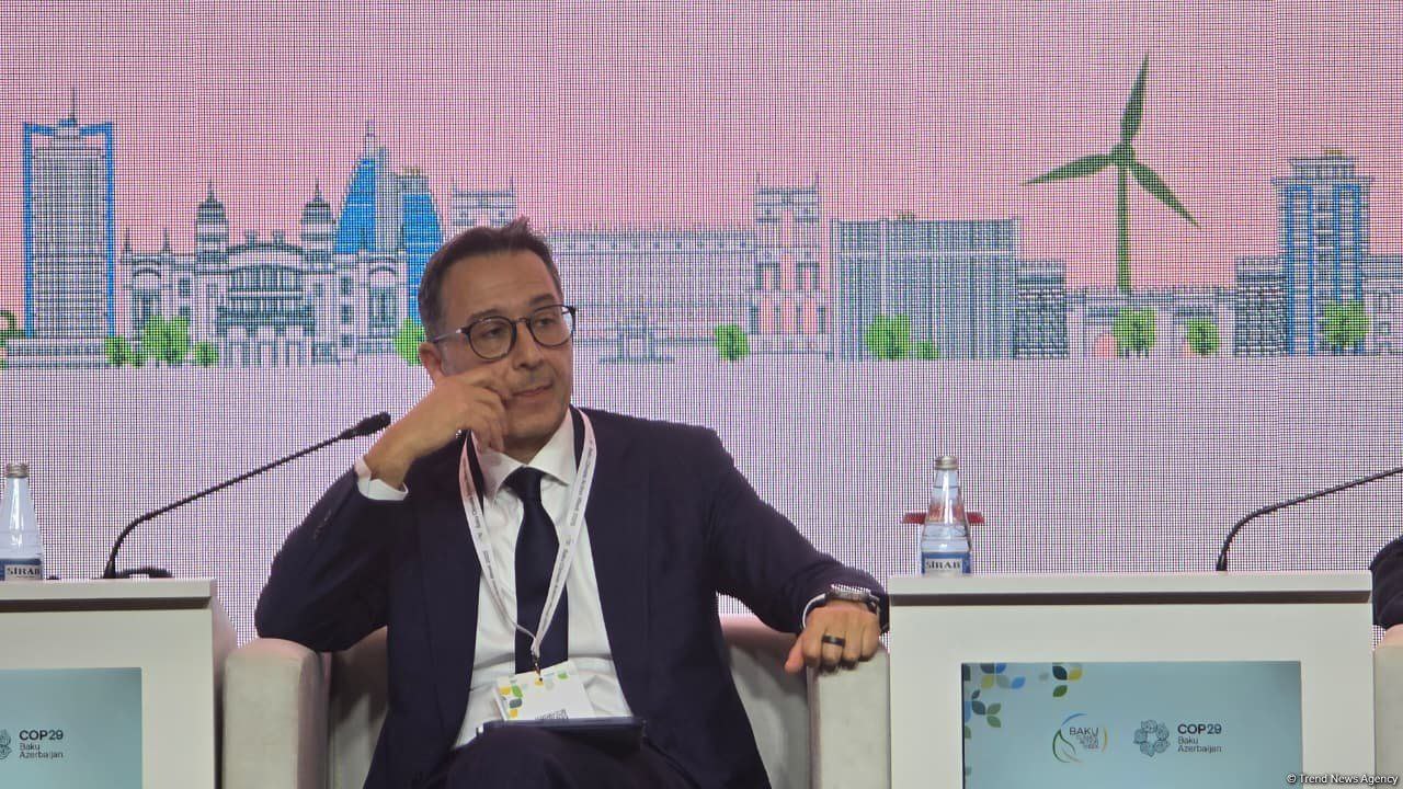 SOCAR инициирует новый проект при поддержке зарубежных финансовых организаций Согласно заявлению вице президента Государственной нефтяной компании Азербайджана SOCAR Афгана Исаева сделанному на Бакинской неделе климатических действий BCAW2025 компания ведет партнерство с рядом мировых финансовых структур и намерена представить общественности новый проект в первые три месяца следующего года Наши планы включают рекультивацию приблизительно 1300 гектаров земель и водоемов оставшихся с советских времен На этой территории будут осуществляться как экологические так и социальные инициативы а именно создание парков использующих возобновляемые источники энергии и формирование вокруг них новых жилых зон подчеркнул он