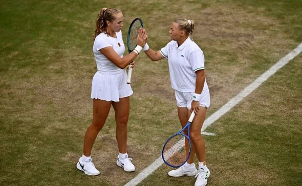 ТЕННИС РОССИЯНКИ УЗНАЛИ СВОИХ СОПЕРНИЦ НА ГРУППОВОМ ЭТАПЕ ИТОГОВОГО ТУРНИРА WTA Состоялась жеребьевка группового этапа на Итоговом турнире Женской теннисной ассоциации WTA в Эр Рияде В парном разряде на турнире выступят три россиянки Мирра Андреева Диана Шнайдер и Вероника Кудерметова Андреева и Шнайдер попали в группу Лизель Хубер где их соперницами станут Катерина Синякова Тейлор Таунсенд Чехия CША Габриэла Дабровски Эрин Рутлифф Канада Новая Зеландия и Тимея Бабош Луиза Стефани Венгрия Бразилия Кудерметова и бельгийка Элизе Мертес сыграют в группе Мартины Навратиловой с парами Сара Эррани Джасмин Паолини Италия Се Шувэй Елена Остапенко Тайвань Латвия и Эйжа Мухаммад Деми Схюрс США Нидерланды В полуфиналы выйдут по две лучшие пары из каждой группы Итоги жеребьевки Итогового турнира WTA в одиночном разряде группа Штеффи Граф Арина Соболенко Белоруссия Кори Гауфф США Джессика Пегула США Джасмин Паолини Италия группа Серены Уильямс Ига Свёнтек Польша Аманда Анисимова США Елена Рыбакина Казахстан Мэдисон Киз США Итоговый турнир WTA пройдет с 1 по 8 ноября призовой фонд турнира составит более 15 млн ФОТО Mike Hewitt Getty Images аврорамедиа хоккей Telegram экосистема АВРОРА  МЕДИА МЕДИА НОВОСТИ РЕГИОН ЛАЙФ СПОРТ ГЕРЛЗ ХАЙТЕК ПЕРСОНЫ ИНСАЙД КРИМИНАЛ МОЛОДОСТЬ LIVE АВРОРА  МЕДИА YOUTUBE RUTUBE