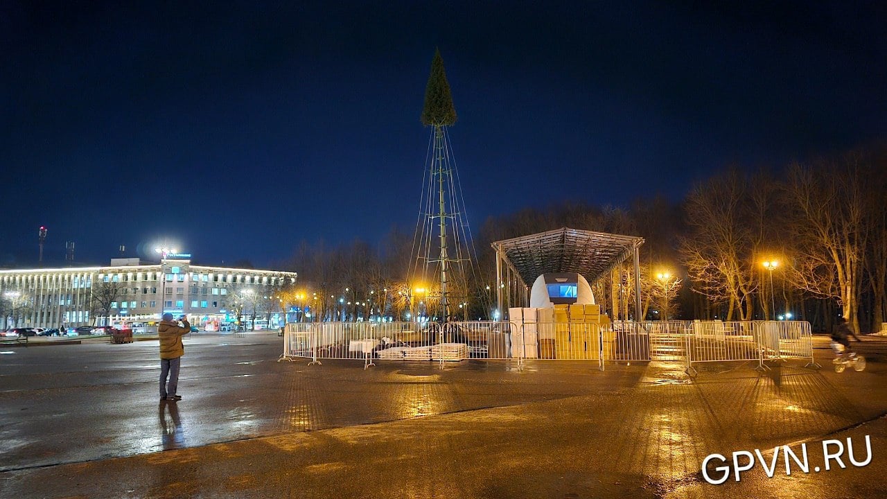 Новый год. Раскрыты детали подготовки Великого Новгорода к Новому году. На площади помимо уже установленных праздничных фигур появятся большие буквы «ВН» и конструкция-подарок, которые были в прошлом году. «Звёздное небо» тоже натянут. Для него уже привезли опоры. В городе также украшают центральные улицы. На стене кремля повесят надпись «С Новым годом», но со стороны реки Волхов. Торжественное зажжение огней на ёлке планируется 21 декабря.    Подписаться   Поддержать