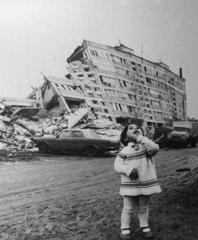 07 12 1988 30 секунд разделившие жизнь армян на до и после 35 лет назад в 11 часов 41 минуту по местному времени в Армении произошло сильнейшее землетрясение Более известное как Спитакское землетрясение Были полностью разрушены город Спитак и 58 сел Частично разрушены города Ленинакан Степанаван Кировакан и еще более 300 населенных пунктов По официальным данным в результате Спитакского землетрясения погибло более 25 000 человек 19 000 стали инвалидами 530 000 жителей остались без крова Помним Скорбим