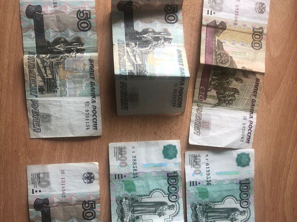Дерзкий грабёж в Вельском районе закончился для негодяев общим режимом   Днём 20 февраля пьяная парочка решилась на грабёж частного дома в посёлке Аргуновский.  Действовать негодяи решили дерзко — постучались в дверь и стали ждать, когда им откроют. Вскоре перед ними предстала пожилая женщина — хозяйка жилища. Грабители распыли ей в лицо перцовый баллончик, оттолкнули и зашли внутрь. Далее подонки стали обыскивать помещения и требовать от хозяйки денег.  Потерпевшая, опасаясь за свою жизнь и здоровье, передала злоумышленникам 4 000 рублей, на которые они в дальнейшем купили алкоголь.  Вину в совершении преступления осуждённые признали полностью.  Приговором суда, с учётом мнения стороны государственного обвинения, им было назначено наказание в виде 2 лет и 1 года 6 месяцев лишения свободы с отбыванием в исправительной колонии общего режима, — сообщает пресс-служба надзорного органа.  Фото пресс-службы областной прокуратуры