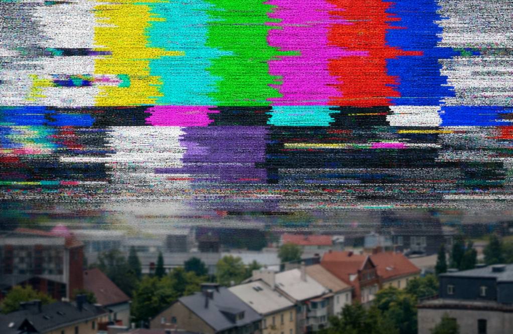 В Калининградской области ожидаются помехи в телевещании из за солнца С 19 февраля начинается солнечная интерференция сезонное явление которое может привести к ослаблению телевизионного и радио сигнала в дневное время Два раза в год весной и осенью в течение нескольких недель Солнце способно создавать помехи для ретрансляции телеканалов и радиостанций Это происходит раз в сутки когда Солнце выстраивается в одну линию со спутником связи и наземным ретранслятором В этот момент мощное солнечное радиоизлучение может смешиваться с полезным сигналом от спутника для ретранслятора говорится в публикации Кратковременные помехи возможны до 27 марта Сбои могут составлять до пяти минут в сутки Прямой эфир Прислать новоcть Наш MAX