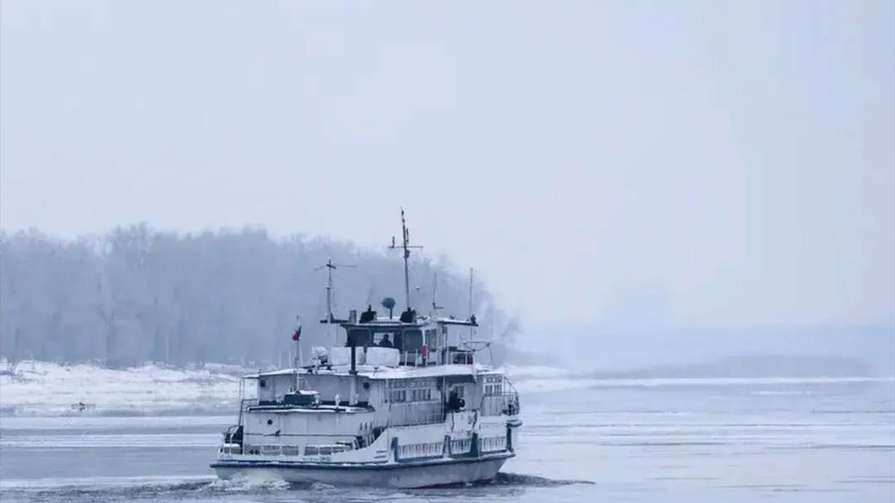 Речной маршрут от Волгограда до острова Сарпинского изменили из за состояния ледяного покрова Обстановка на Волге у набережной имени Высоцкого неблагоприятна Теперь теплоход будет отходить от 13 причала Речной порт и следовать на вспомогательную пристань на острове Сарпинском напротив микрорайона Тулака Первая поездка по новому маршруту состоится уже сегодня в 16 30 Обратно в Волгоград речной транспорт вернется в 17 30 Всего в ближайшие дни запланировано 6 рейсов из центра Волгограда в 7 30 13 00 и 16 15 от острова Сарпинского в 9 30 13 30 и 17 00 Подписаться Перейти на сайт MAX