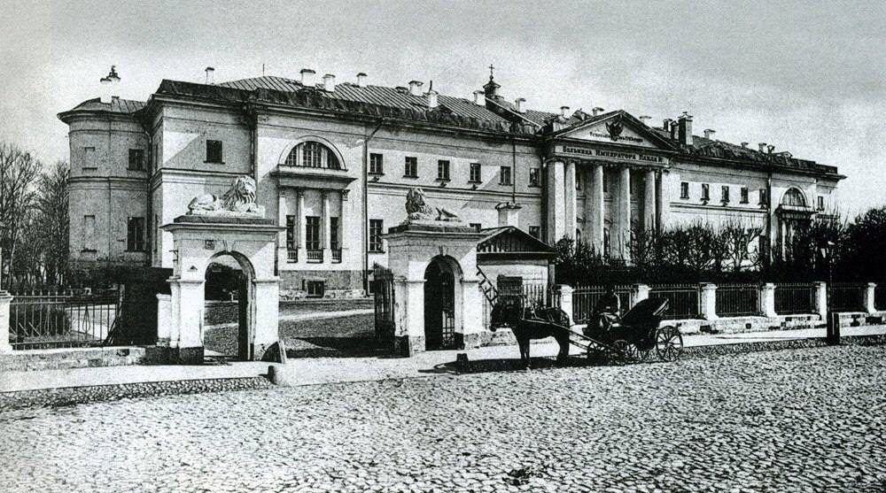 25 сентября 1763 года в Москве открыт Павловский госпиталь первая публичная больница в России Павловская больница была первой в ряду больниц которыми славилась Москва В 1762 году Екатерина II с наследником Павлом прибыли в Москву Внезапно он серьезно заболел и для лечения призвали лучших медиков Все обошлось и в память об избавлении Павла Петровича был издан указ об открытии в Москве больницы для бедных Для постройки выбрали усадьбу генерала Глебова прилично задолжавшего казне 25 сентября 1763 года в больнице получившей название Павловской начался прием больных А чтобы не забывалось событие ставшее причиной возникновения больницы отчеканили медаль с изображением будущего царя и надписью Освобождаясь сам от болезней о больных помышляет Первоначально больница была на 25 кроватей но уже в 1766 году был выстроен большой деревянный корпус с церковью и 2 флигеля для служащих В 1784 году этот корпус сгорел а другие строения сильно обветшали Продолжение в комментариях