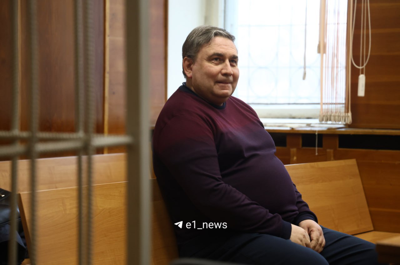 Бывший свердловский министр ЖКХ устроился на работу к застройщику Prinzip На первом заседании в Верх Исетском районном суде Николай Смирнов рассказал что на данный момент работает помощником генерального директора компании Prinzip В начале года когда бывшему чиновнику избирали меру пресечения Смирнов заявлял что работает советником директора в Бруснике Николая Смирнова судят за получение взятки в особо крупном размере часть 6 статьи 290 УК РФ По версии следствия он и его заместители Игорь Чикризов и Андрей Кислицын получили 4 4 млн рублей за покровительство при выполнении муниципальных контрактов в сфере проектирования объектов водоснабжения и водоотведения Смирнов забрал себе 980 тысяч из этой суммы На сегодняшнее заседание по делу бывший министр прибыл в суд сам так как находится под запретом определенных действий Он вышел из СИЗО в июле так как он согласился на сделку со следствием дав показания на свердловских чиновников и бизнесменов например на экс вице губернатора Олега Чемезова руководство Облкоммунэнерго его дочерних компаний а также на миллиардера Алексея Боброва E1