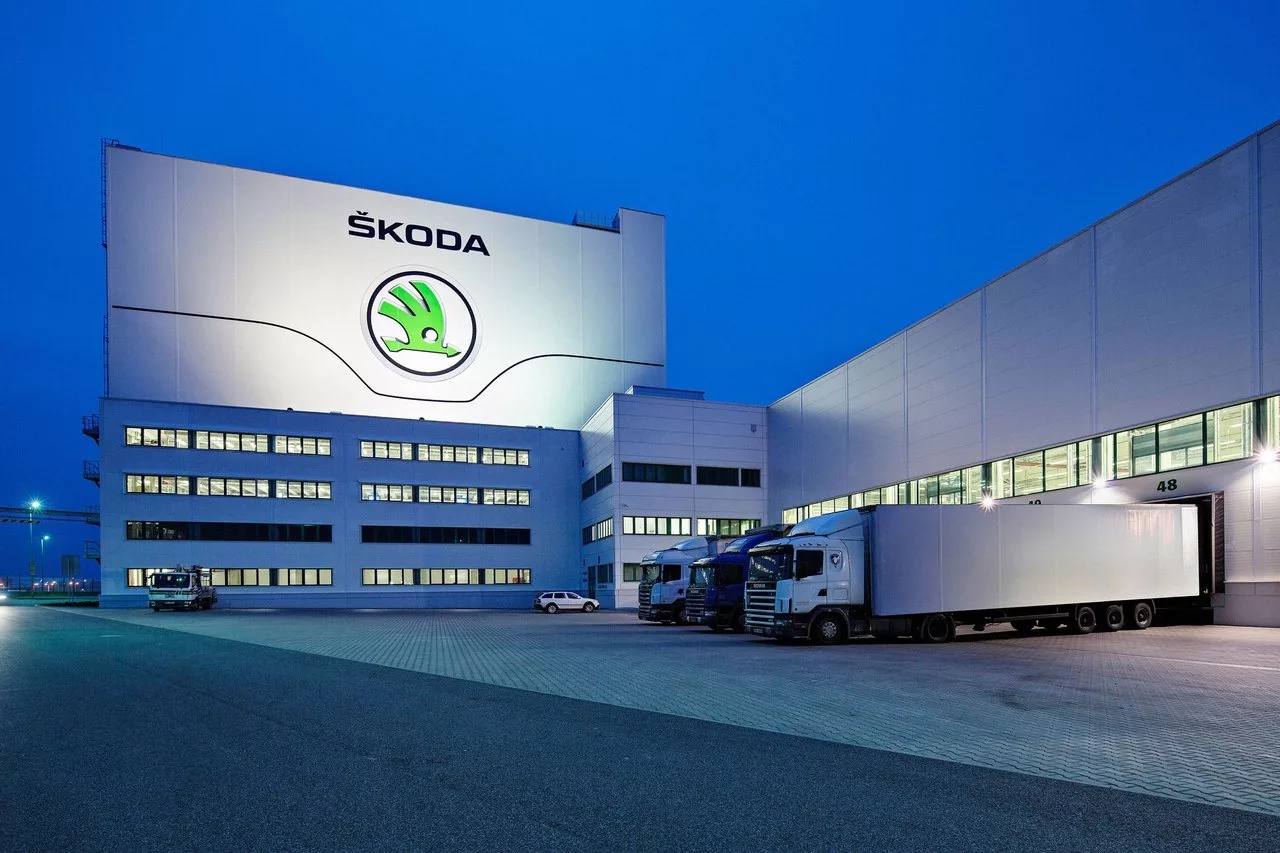 Skoda вряд ли вернется в Россию Компания столкнулась с беспрецедентными сложностями с точки зрения логистики и ведения коммерческой деятельности в начале 2022 года. Об этом рассказала пресс-секретарь по корпоративным коммуникациям Skoda Ивана Поволна. По её словам, компания «следует санкционной политике в отношении России» и возвращаться на отечественный рынок не планирует. Главное — здесь. Подписывайтесь!