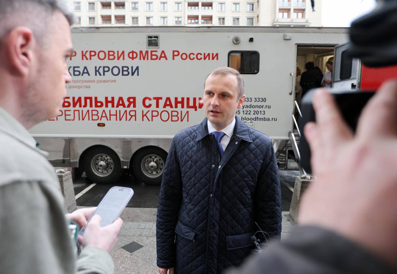 В Государственной Думе прошла традиционная акция по сдаче крови в поддержку донорства Участие в акции приняли более 50 депутатов, а ее инициатором стал Комитет по охране здоровья при поддержке Службы крови Федерального медико-биологического агентства России ФМБА России . Участники акции сдавали кровь в мобильном комплексе заготовки крови непосредственно на территории Государственной Думы. Перед этим все желающие прошли необходимое предварительное медицинское обследование и заполнили специальную анкету о самочувствии и состоянии здоровья. Саму процедуру проводили специалисты Федерального медико-биологического агентства. Акцию поддержали и члены Комитета по охране здоровья. Председатель Комитета Сергей Леонов выразил уверенность, что пример парламентариев должен послужить мотиватором для всех граждан России активнее заниматься безвозмездным донорством. По его словам, донация даже от одного человека может дать шанс на жизнь тем, кто в этом нуждается. «По последним данным, количество доноров в России составило почти 1,5 млн человек, из которых 99% сдают кровь и ее компоненты безвозмездно. За весь 2024 год было осуществлено около 3,32 млн донаций крови и ее компонентов, а также заготовлено более 2,5 млн литров цельной крови. В этом году со стороны Государственной Думы продолжим заниматься популяризацией донорства в стране», – рассказал Сергей Леонов. Как отметил со своей стороны Первый заместитель Председателя Комитета по охране здоровья Леонид Огуль, Государственная Дума ранее приняла «закон о создании Федерального регистра доноров костного мозга и гемопоэтических стволовых клеток». «Сейчас в нем более 460 тысяч потенциальных доноров, и наша задача существенно увеличить это число. Что можно сделать, в том числе и благодаря подобным акциям!» — добавил он. Цель совместного ежегодного донорского мероприятия Службы крови ФМБА России и Государственной Думы — это не только осуществление добровольной безвозмездной донации, но и наглядная демонстрация обществу важности и социальной значимости донорства крови и её компонентов. Акция прошла в преддверии Всемирного дня донора крови, который ежегодно отмечается во всех странах мира 14 июня. #КомитетПоОхранеЗдоровья #ГосударственнаяДума #ФМБА #СдачаКрови #Донорство