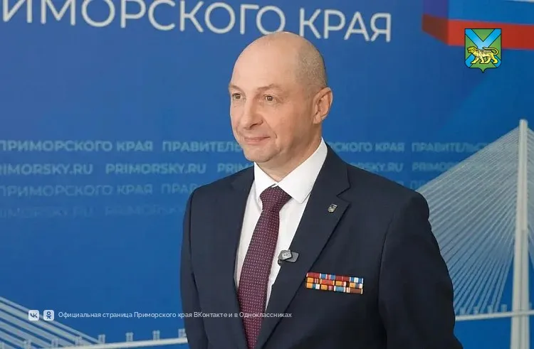 Участник программы Герои Приморья приступил к исполнению обязанностей на высоком уровне Дмитрий Сидоров назначен на должность начальника управления по общественно политической работе и взаимодействию с федеральными государственными органами в министерстве внутренней политики края Многие люди ищут эту миссию всю жизнь а у меня она нашлась именно на этой программе Это миссия служения своему Отечеству и своему народу В целом программа очень полезная потому что она дает возможность подготовиться к государственной гражданской службе людям которые в большинстве своем всю жизнь занимались военной службой отметил ветеран Работа его управления многогранна и охватывает как аналитическую сферу так и воспитательную Основная задача это мониторинг анализ и прогнозирование общественно политической ситуации в регионе Особое внимание уделяется работе с кадрами Одной из приоритетных функций ведомства он назвал воспитание государственных служащих   А ещё мы есть в MAX подписывайтесь