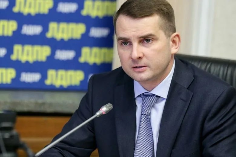 Депутат Госдумы Ярослав Нилов обжалует в суде решение об исключении его из ЛДПР Оно принято с нарушением внутреннего регламента и подрывает базовые принципы российского парламентаризма, настаивает он. Это первый случай, когда парламентарий оспаривает своё исключение из фракции. Ранее Ярослав Нилов был исключен из фракции «за нарушение партийной дисциплины». Поводом для этого стала его публичная критика в адрес руководства партии. В иске отмечается, что такое решение противоречит закону о статусе депутата Госдумы, который не предусматривает исключения избранного по партсписку парламентария. Депутат также настаивает на том, что спорное решение было принято с нарушением норм регламента Госдумы, так как за него не проголосовало большинство членов фракции. Из 23 депутатов на заседании присутствовали 13 человек, из которых десять голосовали «за», один «против» и двое воздержалось. Таким образом, за исключение депутата из фракции было подано всего десять голосов, а этого недостаточно для принятия подобного решения. Выборный
