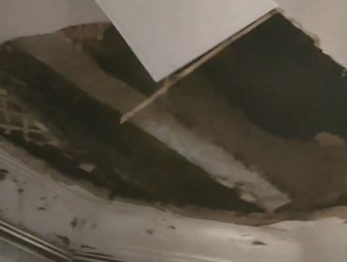 В Калуге в жилом доме обрушился потолок жители призывают власти к действиям kaluganews ru fn 1750345 html Накануне вечером 6 ноября в жилом доме по адресу Гурьянова 17 произошло обрушение потолка в одной из квартир По словам подписчицы Калужских новостей проживающей в этом доме в момент происшествия в квартире находилась ее мать которая чудом не пострадала Прислать новость Подписаться