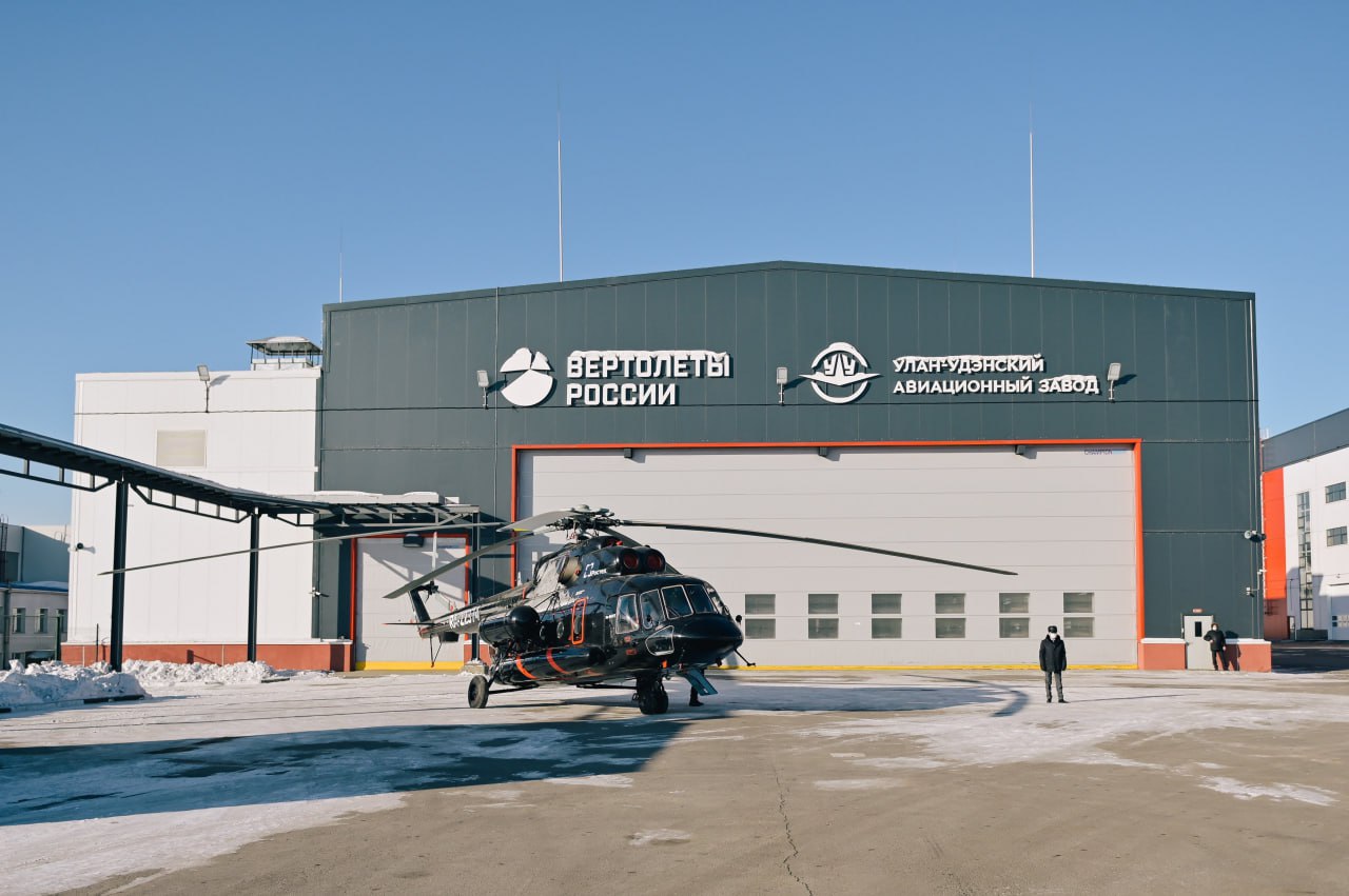 На Улан Удэнском авиазаводе внедряют новые подходы к производству Улан Удэнский авиационный завод представил на форуме холдинга Вертолёты России в Казани стратегию развития своей производственной системы Форум собрал более сотни руководителей предприятий и корпораций чтобы обсудить как сделать производство эффективнее и современнее Главные темы цифровизация автоматизация развитие человеческого капитала и внедрение принципов бережливого производства Эти подходы по замыслу участников должны не просто сократить издержки но и повысить качество выпускаемой техники Специалисты завода предложили обновить стратегию развития до 2030 года дополнив её ESG принципами и системой быстрой переналадки оборудования Также обсуждалось создание комплексной программы обучения сотрудников новым методикам управления производством На предприятии уверены что реализация этих идей позволит повысить эффективность на всех этапах производственного цикла и укрепит позиции У УАЗа в отрасли Форум стал площадкой где можно не только обменяться опытом но и выработать общие решения для всей вертолётной промышленности