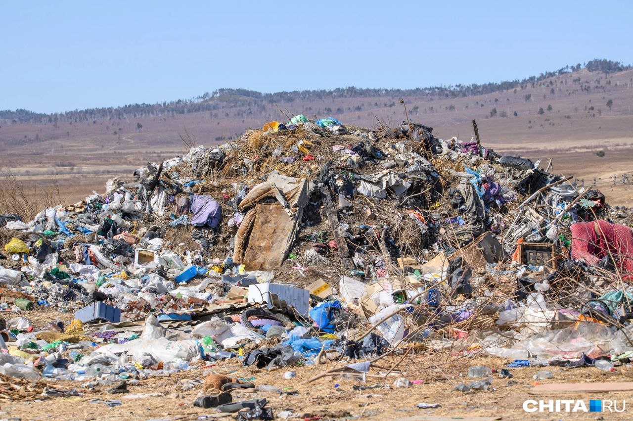 Компания КПО Южный принадлежащая Приморскому экологическому оператору ищет подрядчика который разработает проектную документацию модернизации комплекса по переработке и утилизации твердых отходов на улице Холмистой Соответствующий документ появился на сайте госзакупок Тендер размещен на портале 24 октября а подать заявки компании могут до 10 ноября За максимальную стоимость контракта в 196 5 миллиона рублей выигравший подрядчик обязуется разработать документацию оценив возможное воздействие на окружающую среду и согласовав проект с государственной экспертизой Подрядчик должен разработать и согласовать проектную документацию до 1 августа а полный комплект рабочей документации подготовить к 18 августа 2026 года В рамках модернизации планируется увеличить мощность комплекса для обработки до 220 тысяч тонн отходов в год Также он сможет сортировать вторичные отходы при помощи автоматизированных линий с сепараторами и прессами и размещать до 270 тысяч тонн неперерабатываемых остатков в специальных местах захоронения оснащенных барьерами для фильтрации и предотвращения утечки жидкостей Помимо модернизации систем на территории планируют построить административно бытовой корпус котельную трансформаторную подстанцию и очистные сооружения Подписаться