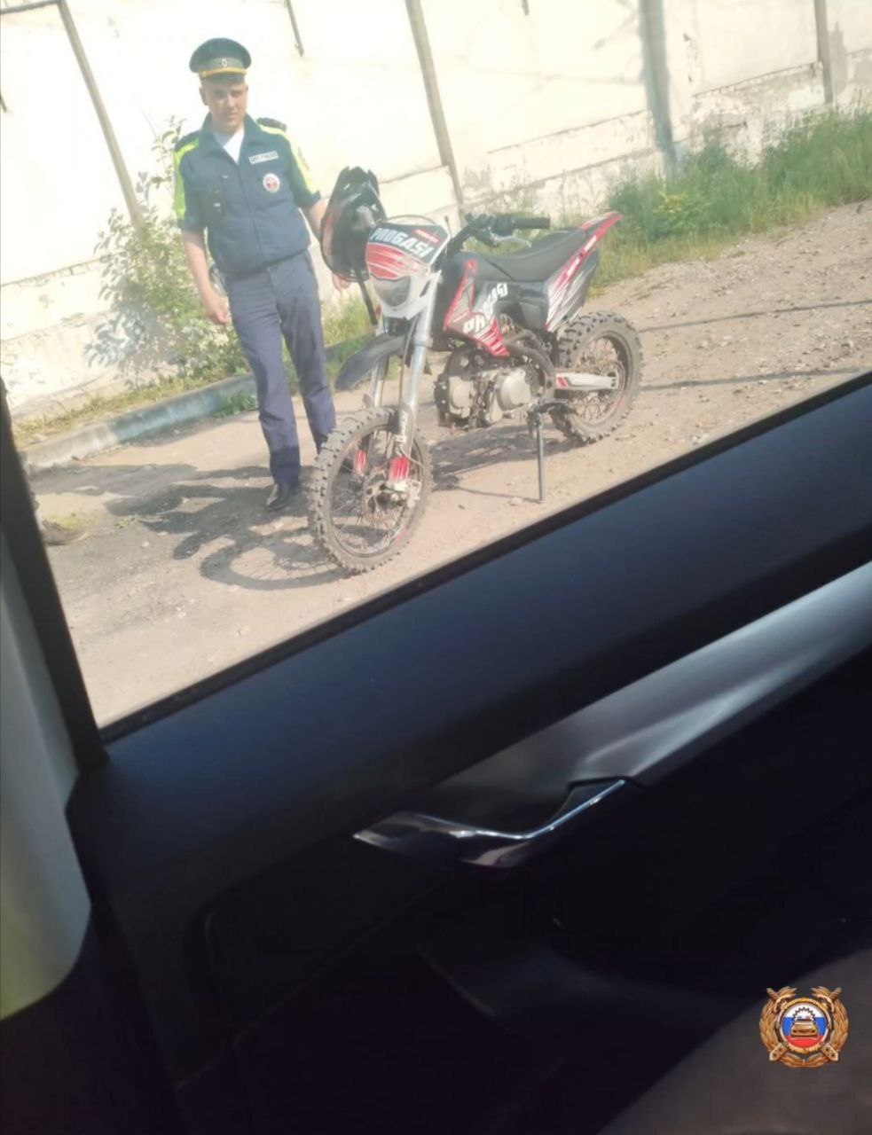 Некоторым всё нипочем В Твери 15-летний подросток управлял питбайком прямо на городских улицах. Его остановили сотрудники Госавтоинспекции. Водителя доставили в Заволжский отдел полиции, а питбайк — на специализированную стоянку. Отец подростка также был вызван на место происшествия. Материалы передали в подразделение по делам несовершеннолетних, чтобы рассмотреть вопрос о привлечении родителей к ответственности за ненадлежащее исполнение обязанностей по воспитанию ребенка. Пилот Подписаться #ГАИ #питбайк