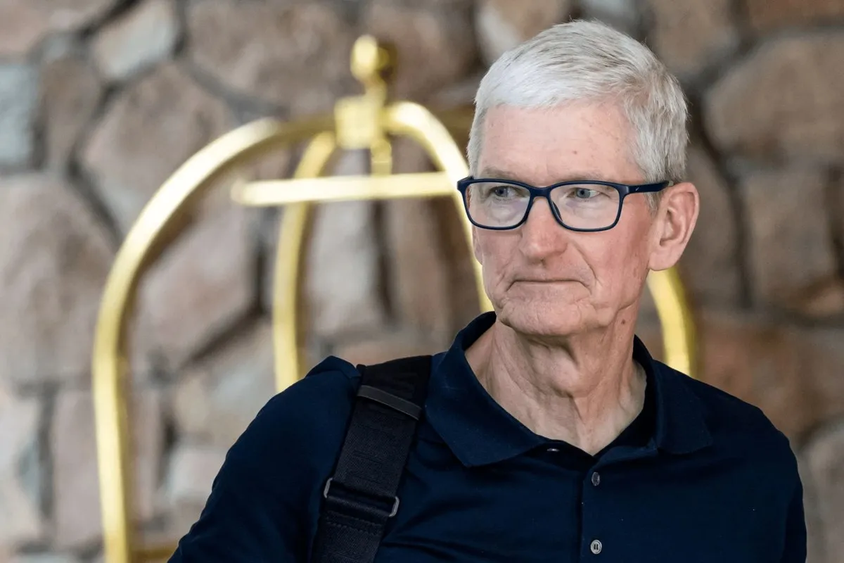Apple планирует выпустить умные очки без дисплея в 2027 году выяснил обозреватель Bloomberg Марк Гурман Устройство позволит принимать звонки и получать уведомления снимать фотографии и видео а также управлять воспроизведением музыки и другими функциями с помощью обновлённой Siri на базе ИИ В компании тестируют четыре варианта дизайна один из которых напоминает очки главы Apple Тима Кука Превзойти конкурентов рассчитывают за счёт тесной интеграции с iPhone и высококачественной сборки vc ru apple 2864612