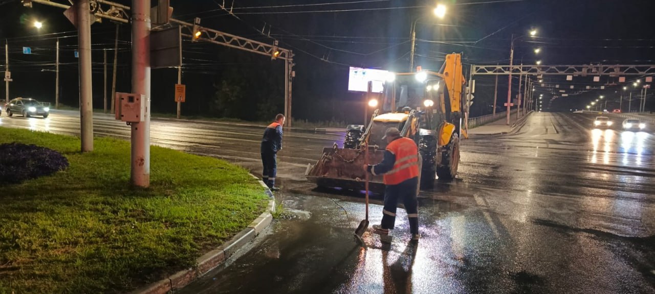В ночь на 1 августа уборка дороги выполнялась на улице Коломенской. Дороги мыли и подметали во всех районах города. Тротуары мыли на улицах Октябрьская, Магистральная, Станкозаводская. Днем работы по уборке дорог и тротуаров продолжаются, в городе работает подметально-уборочная техника. Также выполняется покос травы, очистка урн, запланирован ямочный ремонт.