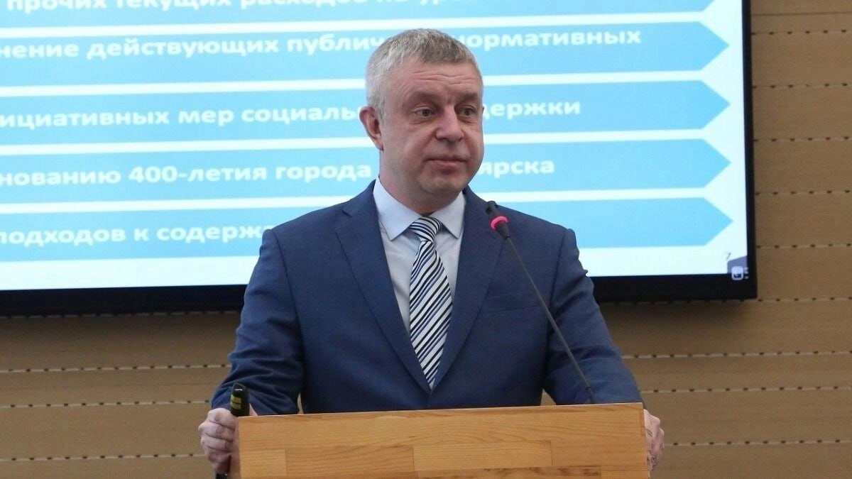 Несостоявшийся мэр Красноярска Роман Одинцов стал вице премьером края На эту должность его назначил губернатор Михаил Котюков В краевом правительстве сообщили Одинцов будет координировать кадровую политику в экономике и социальной сфере и заниматься адаптацией рынка труда к технологическим изменениям Еще он будет координировать подготовку Красноярска к 400 летию Одинцов ушел из мэрии в конце 2025 го когда новым мэром стал бывший премьер края Сергей Верещагин Одинцов занимал должность первого вице мэра с декабря 2020 го был временным главой города с того момента как Владислава Логинова уволили По данным СМИ и телеграм каналов Одинцов должен был стать мэром однако его кандидатура не устроила Москву