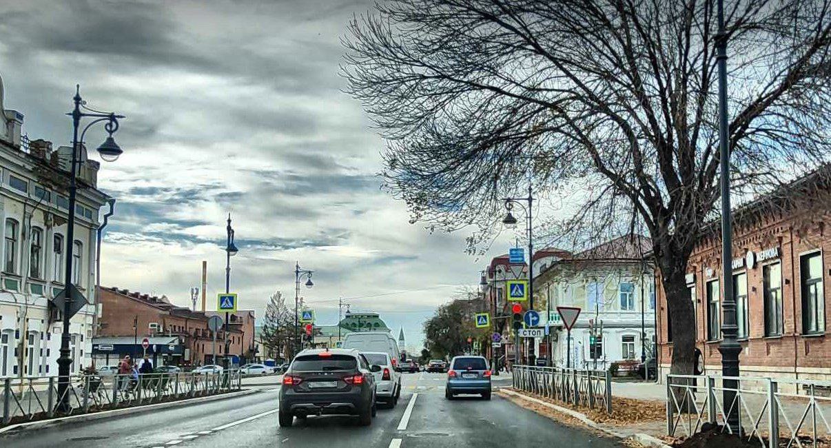 Оренбург Медиа В Оренбурге появится интеллектуальная транспортная система за 300 миллионов В Оренбурге в ближайшие годы появится интеллектуальная транспортная система Соответствующий тендер размещен на официальном портале государственных закупок Проект предусматривает установку умных светофоров камер контроля транспортного потока метеостанций и блоков аналитики с использованием искусственного интеллекта Внедрение системы направлено на снижение автомобильных заторов и повышение безопасности дорожного движения Согласно условиям закупки на реализацию проекта планируется выделить более 321 7 млн рублей Новые светофоры начнут устанавливать в 2026 2027 годах однако их количество будет ограничено Модернизация коснется лишь 54 объектов преимущественно расположенных в центральной части города подробнее на канале Оренбург Медиа