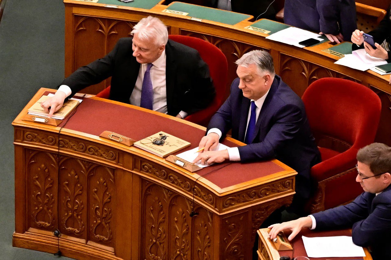 Парламент Венгрии принял поправку к конституции о признании только двух полов Однопалатный парламент Венгрии принял поправку к конституции страны о признании только двух полов — мужского и женского. В новой редакции статья конституции, касающаяся брака и семьи, выглядит следующим образом: «Венгрия защищает институт брака как добровольного союза между мужчиной и женщиной, а также семьи как основы существования нации. Основой семьи являются брак и отношения между родителями и детьми. Человек является либо мужчиной, либо женщиной. Отец — мужчина, мать — женщина». В поддержку этого решения проголосовали 140 депутатов, против — 21, воздержавшихся не было, пишет The Guardian. Заседание парламента транслировалось по национальному телевидению в прямом эфире. Ранее поправка была поддержана премьер-министром Венгрии Виктором Орбаном и его партией «Фидес»