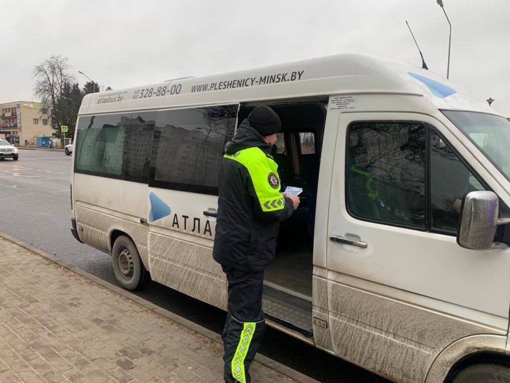 ГАИ взяла на контроль маршрутные микроавтобусы С 19 февраля Госавтоинспекция Минского района проводит республиканское профилактическое мероприятие направленное на повышение безопасности перевозок пассажиров маршрутными микроавтобусами Сотрудники ГАИ уделят повышенное внимание эксплуатации неисправного транспорта использованию зимних шин выявлению нарушений правил маневрирования и обгона превышению установленной скорости и проезда на запрещающий сигнал светофора  Также на особом контроле ГАИ пресечение правонарушений при перевозке пассажиров не пристегнутых ремнями безопасности в том числе с превышением количества посадочных мест Для повышения эффективности контрольных мероприятий будут использованы возможности системы мониторинга общественной безопасности