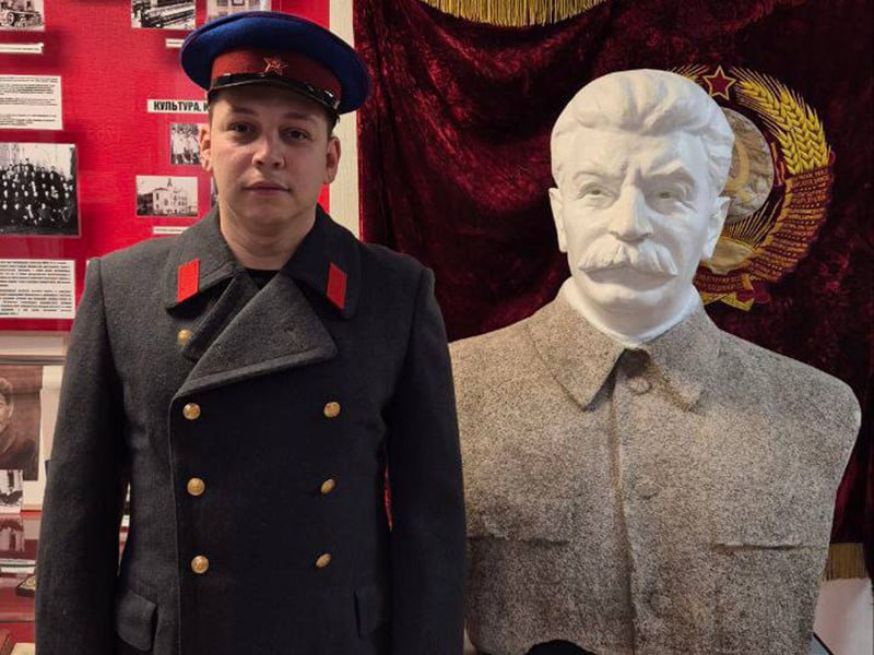 Алтайский экс депутат признался что тратил ворованные из бюджета деньги на Сталин центр Бывший депутат заксобрания Алтайского края Сергей Матасов Коммунисты России признал вину в особо крупном мошенничестве ч 4 ст 159 УК Он выступил с последним словом в Центральном районном суде Барнаула Свою вину я признаю полностью С самого начала и по сегодняшний день я не пытался уходить от ответственности Я понимаю что даже благие цели а деньги шли на сугубо депутатские нужды на создание первого в мире уникального культурно исторического центра Сталин центр не оправдывают нарушение закона цитирует Матасова МК на Алтае Матасов руководил крайкомом партии Коммунисты России которую в КПРФ считают провластным спойлером и прошёл в региональный парламент в 2021 году Он также известен как основатель и руководитель Сталин центра в Барнауле Матасова задержали в 2025 году обвинив в фиктивном трудоустройстве родственников помощниками депутата Он предоставлял подложные документы о выполнении ими трудовых функций и похитил из краевого бюджета 3 25 млн рублей считает следствие После задержания он заявил что во всём виновата пятая колонна Его лишили полномочий в июне 2025 года Прокуратура потребовала для Матасова 5 лет колонии Он сказал в суде что понёс суровое наказание самой жизнью сложил депутатский мандат потерял жилье разрушил карьеру Подписаться Прислать новость Помочь бустами