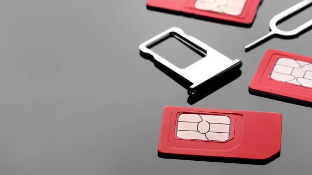 Будут ли теперь iPhone 17 с двумя SIM картами Нам написали несколько десятков человек с вопросом а будут ли теперь вообще Айфоны с двумя физическими симками Отвечаем iPhone 17 17 Pro и 17 Pro Max с двумя физическими SIM картами будут Apple оставила их в продаже в материковом Китае Мы будем возить такие смартфоны для продажи поэтому не переживайте Больше всего конечно будет гибридных iPhone 17 17 Pro и 17 Pro Max в версиях SIM eSIM Они предложат и физический слот и встроенную сим карту на которую вы сможете записать любой номер любого оператора Только iPhone Air будет поставляться в версии без физического слота исключительно с eSIM их у него кстати тоже будет две Так что проблем с использованием двух номеров сразу не будет iphone Подписаться i Ray