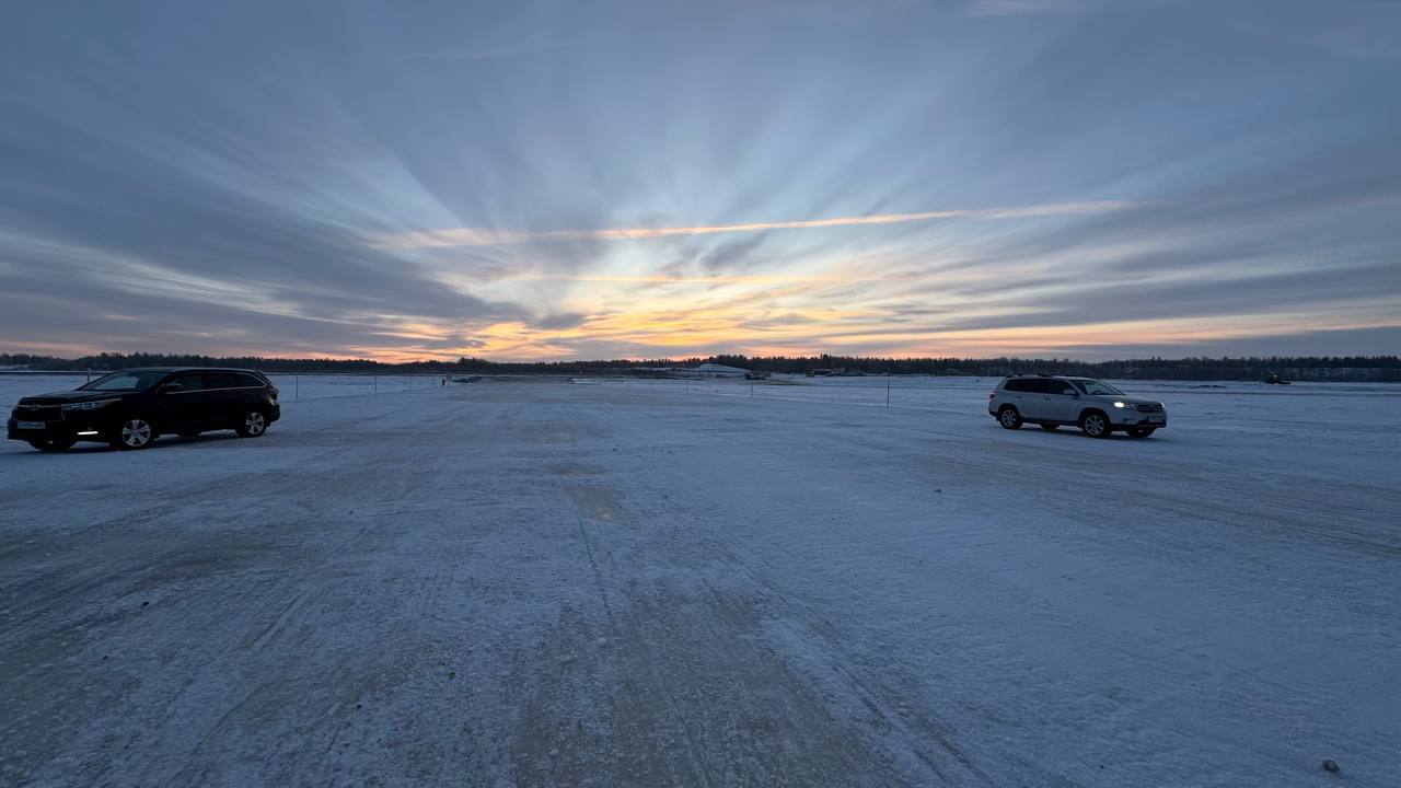 На Ямале обустраивают главную ледовую переправу 12 ноября подрядчик начал намораживать ледовую поверхность на переправе между городами Салехард и Лабытнанги Работа ведется от береговой зоны и продвигается дальше Намораживание ведется по двум полосам одновременно будущую ледовую дорогу обустраивают вешками после установят дорожные знаки Для обеспечения безопасного проезда транспортных средств требуется толщина льда не менее 35 см Ориентировочная дата открытия 1 декабря но если будут позволять погодные условия движение откроется раньше Дорожники призывают жителей округа соблюдать безопасность и не выезжать на закрытые зимники и ледовые переправы