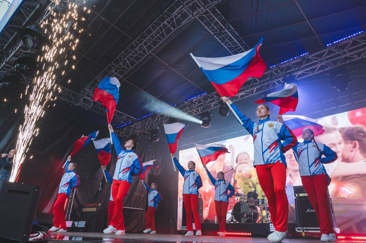 День России в Заполярье отметили самым большим хороводом В Мурманске на главной городской сцене на площади Пять Углов был развернут многометровый российский триколор. Перед мурманчанами выступили лучшие творческие коллективы Кольского Заполярья и рок-группа отдельной гвардейской бригады морской пехоты Северного флота “Белые медведи”. Морпехи-североморцы исполнили песни на патриотическую тематику. В музыкальную программу вошло и народное караоке, северяне подпевали артистам под любимые хиты. Также в Мурманске открылась ярмарка, которая будет работать до 15 июня. На ней можно приобрести лучшие изделия северных мастеров и попробовать разнообразные блюда арктической кухни.