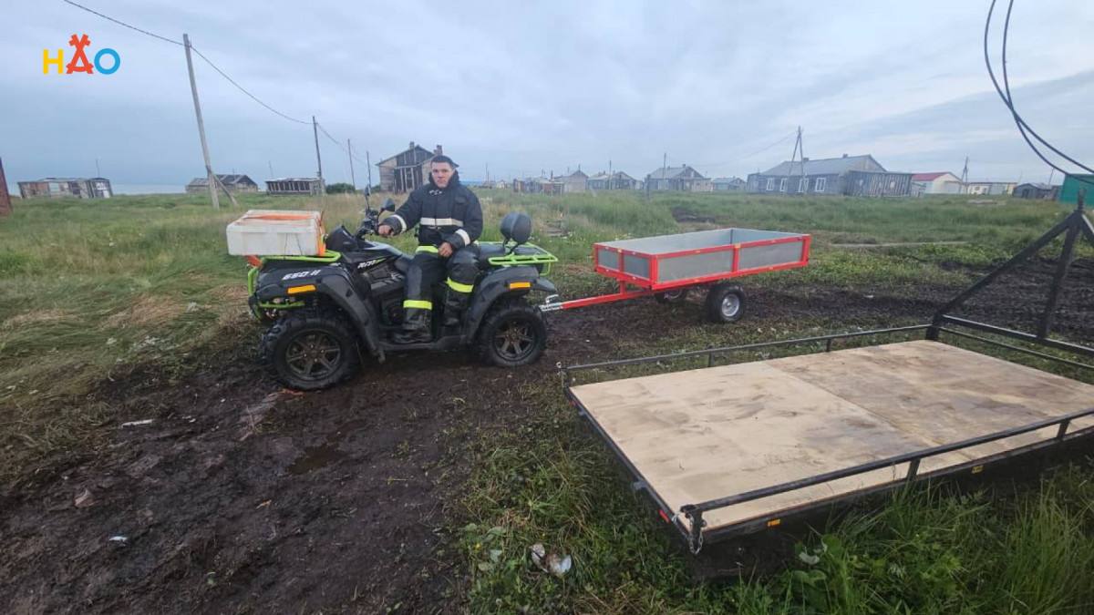 Новое буксируемое оборудование для региональных пожарных поступило в Бугрино В Ненецком автономном округе продолжается работа по усилению пожарной безопасности. На прошлой неделе в посёлок Бугрино доставили специализированные сани и прицеп для самоходной техники, рассказали в региональном Управлении гражданской защиты. Это оборудование станет ключевым решением для оперативной доставки пожарно-технического вооружения. Учитывая особенности местных дорог, новая буксируемая техника позволит пожарным действовать быстрее и эффективнее в любое время года и при любых погодных условиях. — Главный результат — сокращение времени прибытия расчётов на место пожара. Это напрямую влияет на безопасность жителей: чем быстрее помощь, тем выше шансы спасти жизни и имущество, — отметили в профильном ведомстве. Фото: Управление гражданской защиты НАО