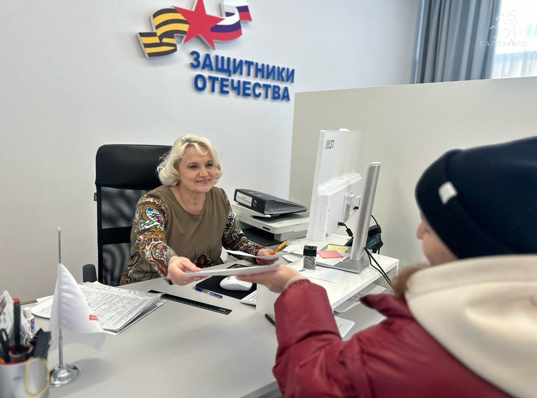 В Салехарде и на территории всего Ямала стартовала акция МыВместе направленная на поддержку семей участников специальной военной операции В рамках акции жёны и матери действующих и погибших бойцов могут бесплатно воспользоваться услугой сезонной замены шин Это не только практическая помощь в быту но и важный знак внимания тем кто ежедневно сталкивается с особыми трудностями В прошлом сезоне этой мерой поддержки решили воспользоваться почти 100 салехардских семей Подать заявку можно через чат Совета семей военнослужащих Салехарда или в офисе фонда Защитники Отечества При обращении в шиномонтаж необходимо иметь при себе сертификат и документ удостоверяющий личность  воспользоваться мерой поддержки можно до 30 ноября включительно Подробности 8 908 862 76 21 Ольга Лалетина Администрация Салехарда Подписаться
