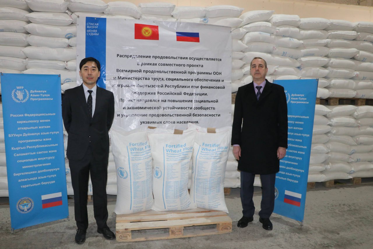 Россия в этом году поставила на юг Кыргызстана 2750 тонн муки и масла Накануне передали очередную партию гумпомощи 877 тонн витаминизированной муки сказали в генконсульстве РФ в Оше