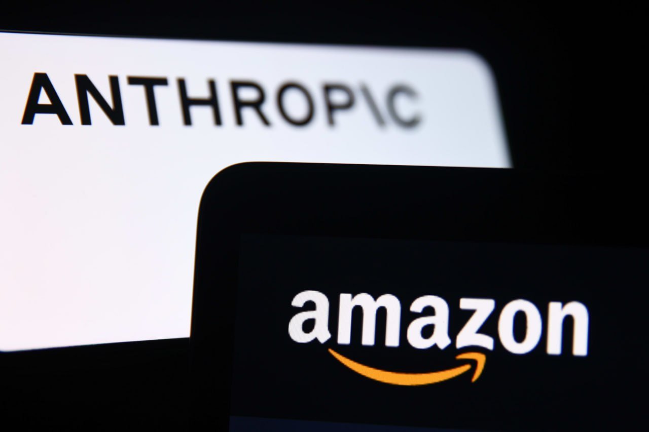 Amazon инвестирует в Anthropic: многомиллиардные ставки на ИИ!     Amazon, один из лидеров облачных вычислений, планирует новые многомиллиардные инвестиции в стартап Anthropic, конкурента OpenAI. В сентябре прошлого года компания уже вложила $4 млрд, что дало клиентам ранний доступ к инновациям стартапа.     Anthropic использует облачные серверы Amazon для обучения своих ИИ-моделей Claude, но предпочитает чипы Nvidia, что подчеркивает высокие требования к вычислительным мощностям. Стартап был основан бывшими руководителями OpenAI, Дарио и Даниэлой Амодеи, и уже привлек внимание крупных игроков, таких как Google, которая инвестировала $500 млн и пообещала еще $1,5 млрд.     Для Amazon это сотрудничество — важный шаг в борьбе с Microsoft и Google. Расширение портфеля ИИ-решений позволяет компании привлекать больше корпоративных клиентов и укреплять свои позиции как поставщика инновационных технологий.